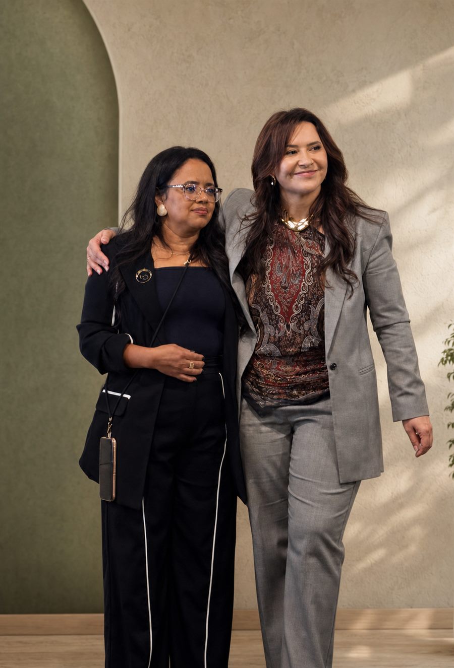 Maristela Oliveira e Angela Sirino juntas, lado a lado, em um evento